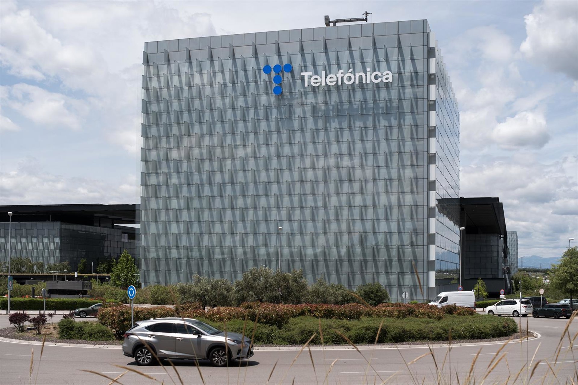 Telefónica cae un 4,8% y lidera los descensos del Ibex 35 entre rumores de una ampliación de capital