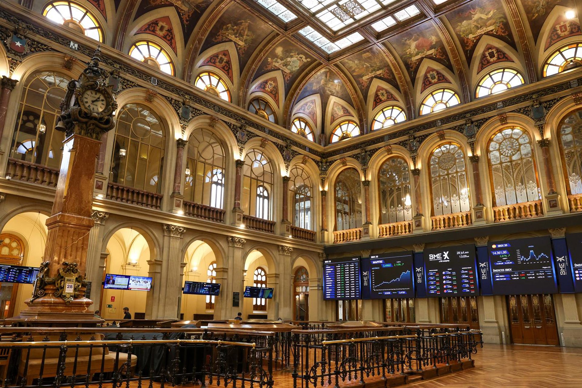 El Ibex 35 sube un 0,3% en la media sesión y avanza sobre los 15.300 enteros