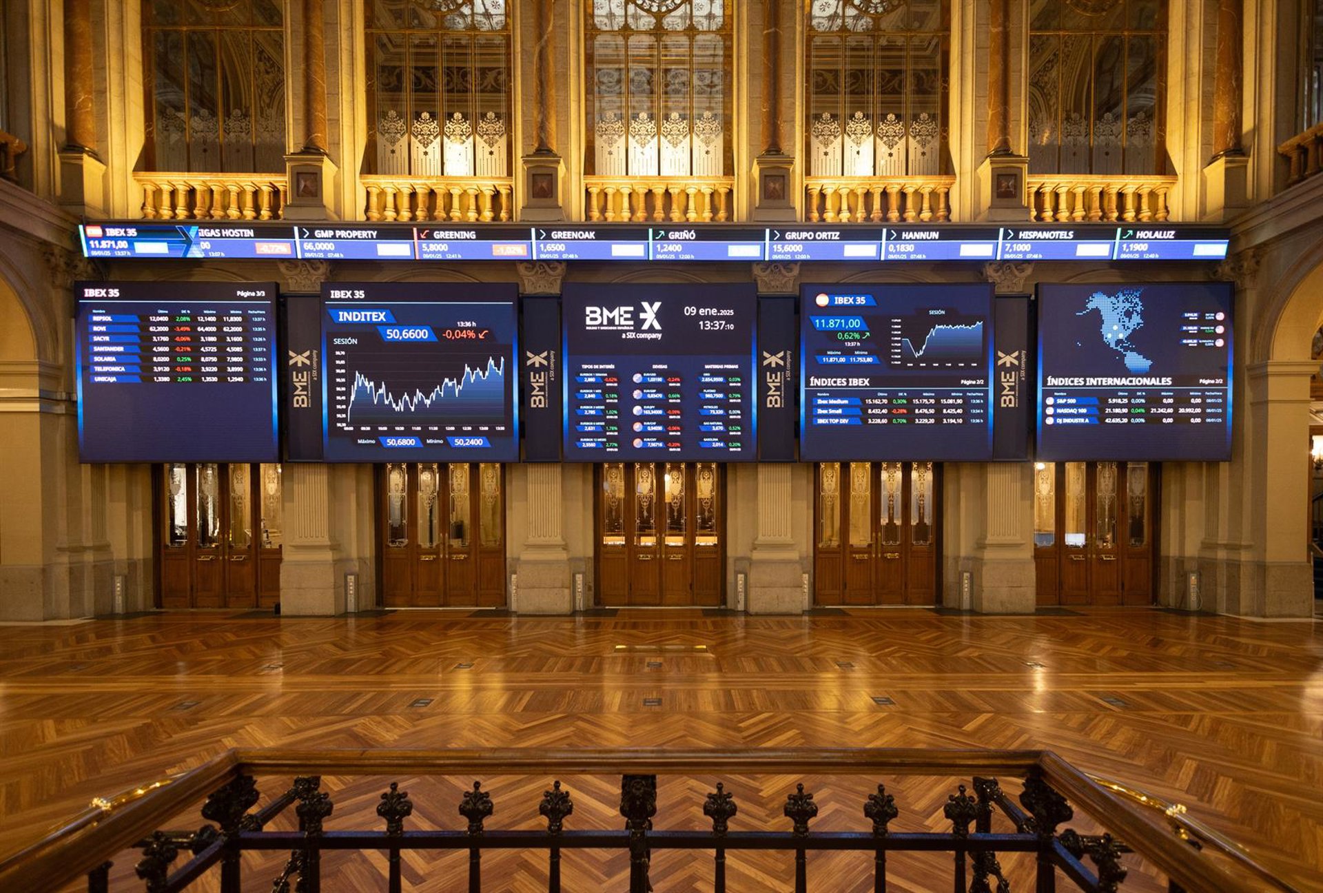 El Ibex 35 prosigue su descenso y baja a los 15.100 enteros en la media sesión