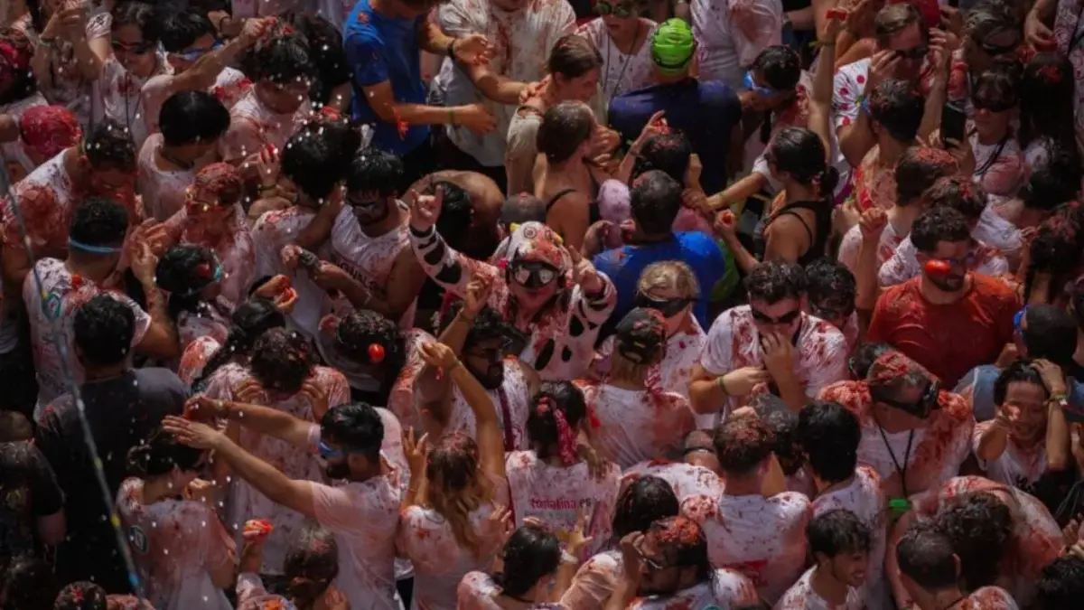 Todo al rojo: 120.000 kilos de tomates y 22.000 participantes en la Tomatina de Buñol