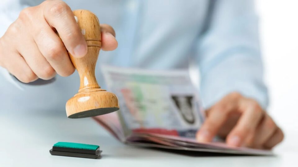 Otro golpe para el turismo estadounidense: nuevo requisito de visas para los visitantes extranjeros