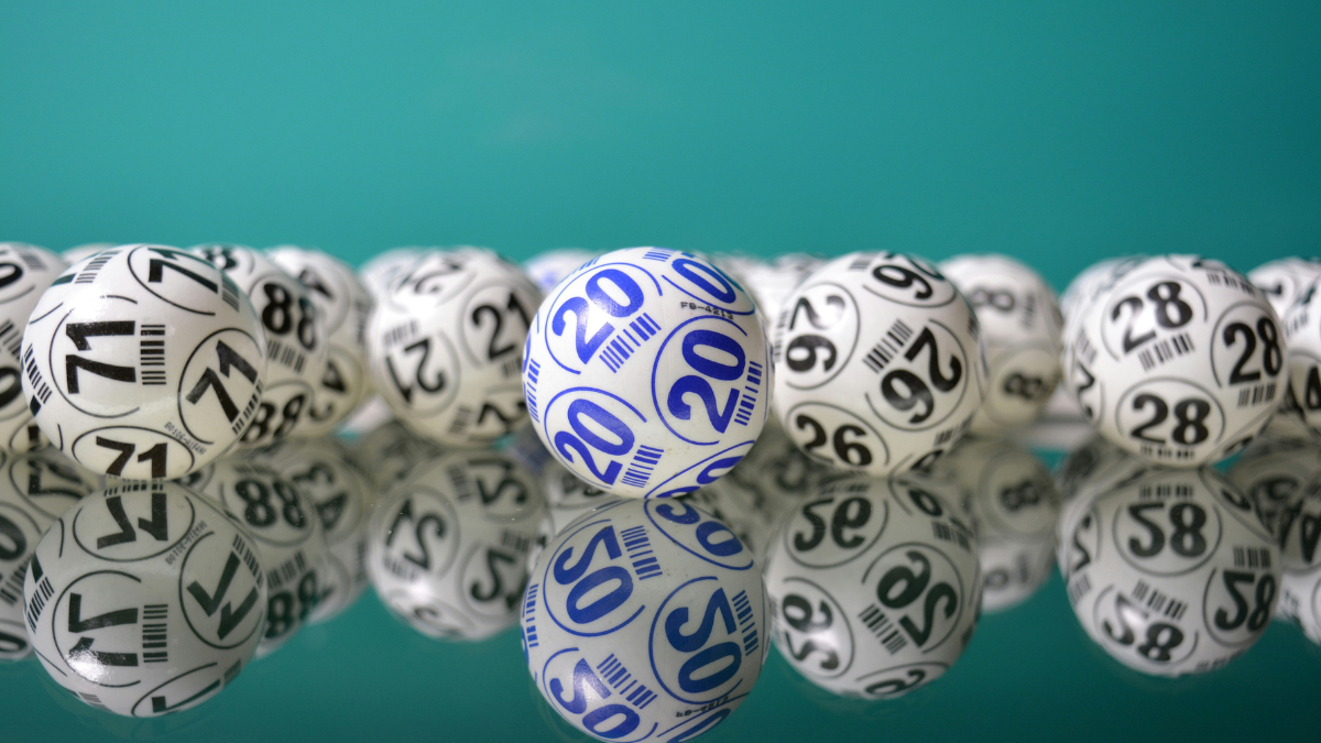 Por qué los loteros quieren subir cinco euros el precio del décimo de Navidad