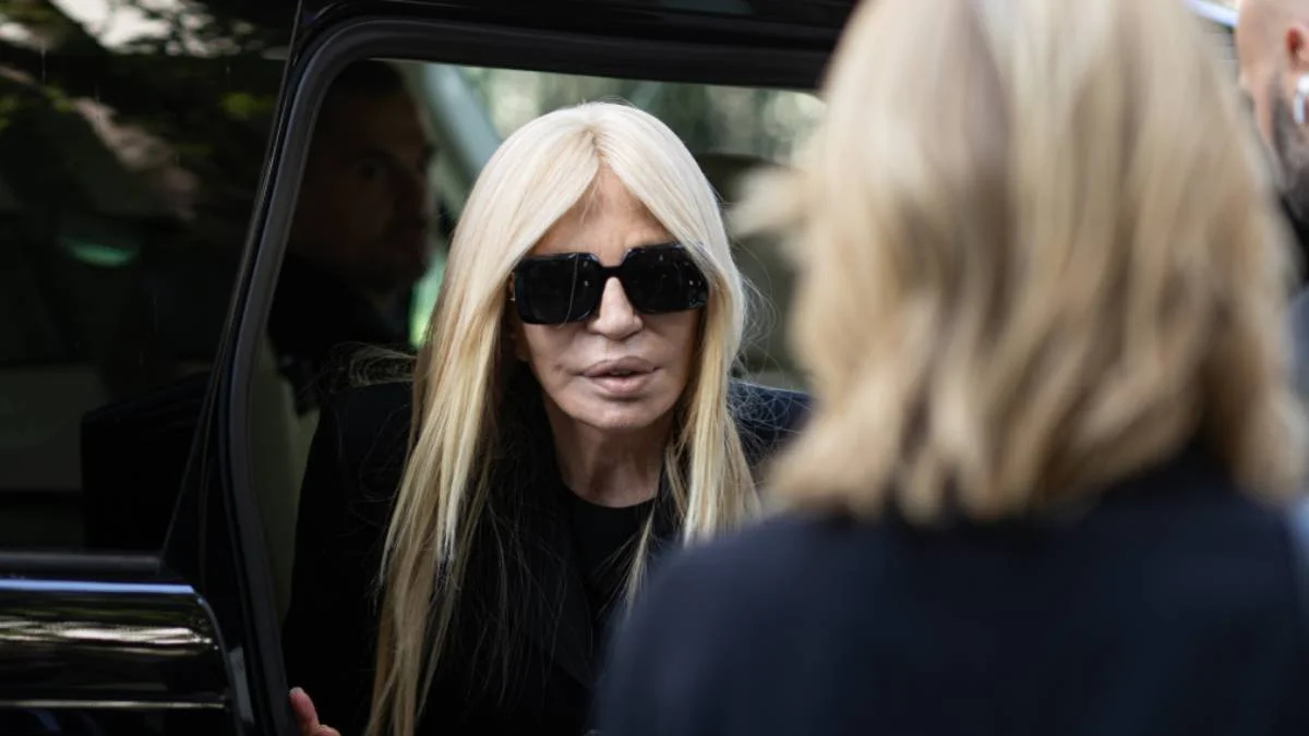 Desde Donatella Versace a Valeria Mazza: así ha sido la capilla ardiente de Giorgio Armani