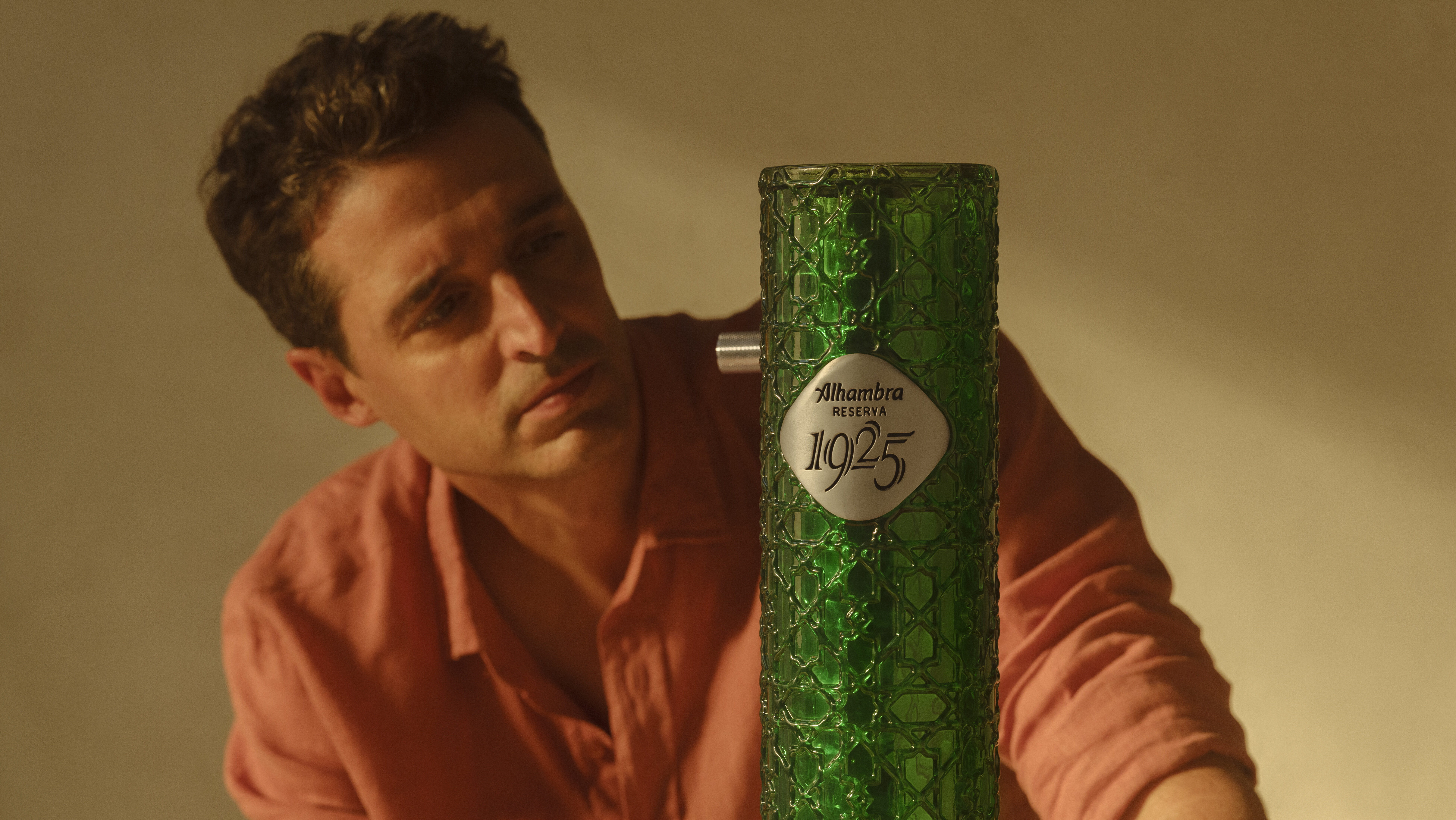 Alhambra celebra sus cien años con un grifo de diseño que no podrás dejar de admirar