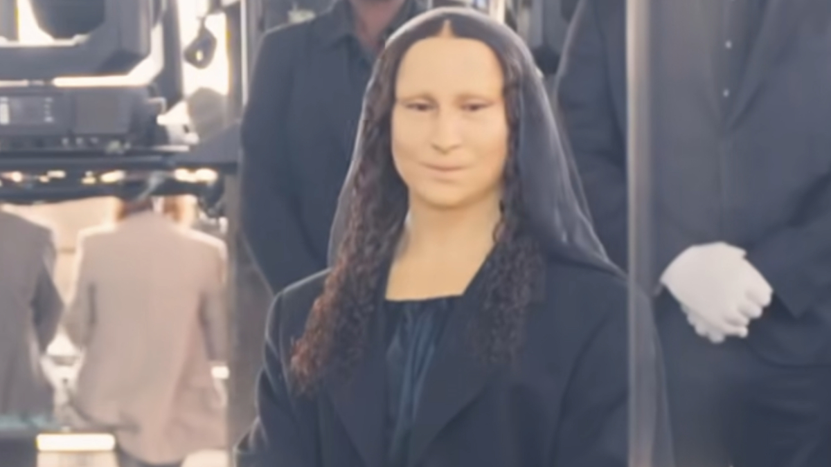 Quién es Alexis Stone, el artista que se ha disfrazado de Mona Lisa en los desfiles de Milán