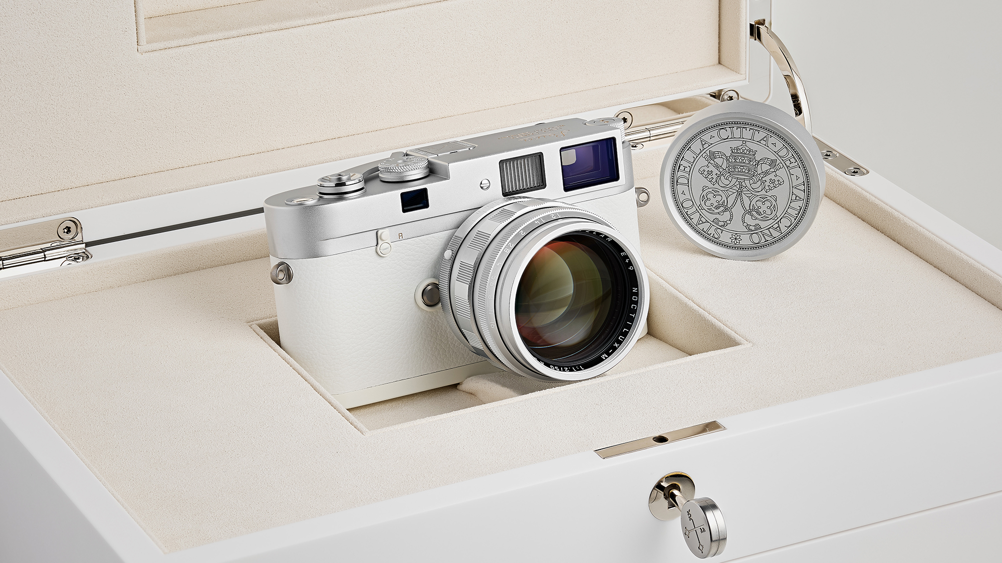 Leica exhibe en Madrid la cámara M-A nº 5.000.000 entregada al Papa Francisco