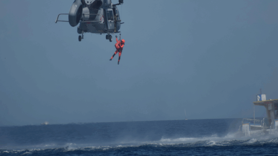 Rescatado un catamarán encallado en Cala Sardinera (Xàbia)