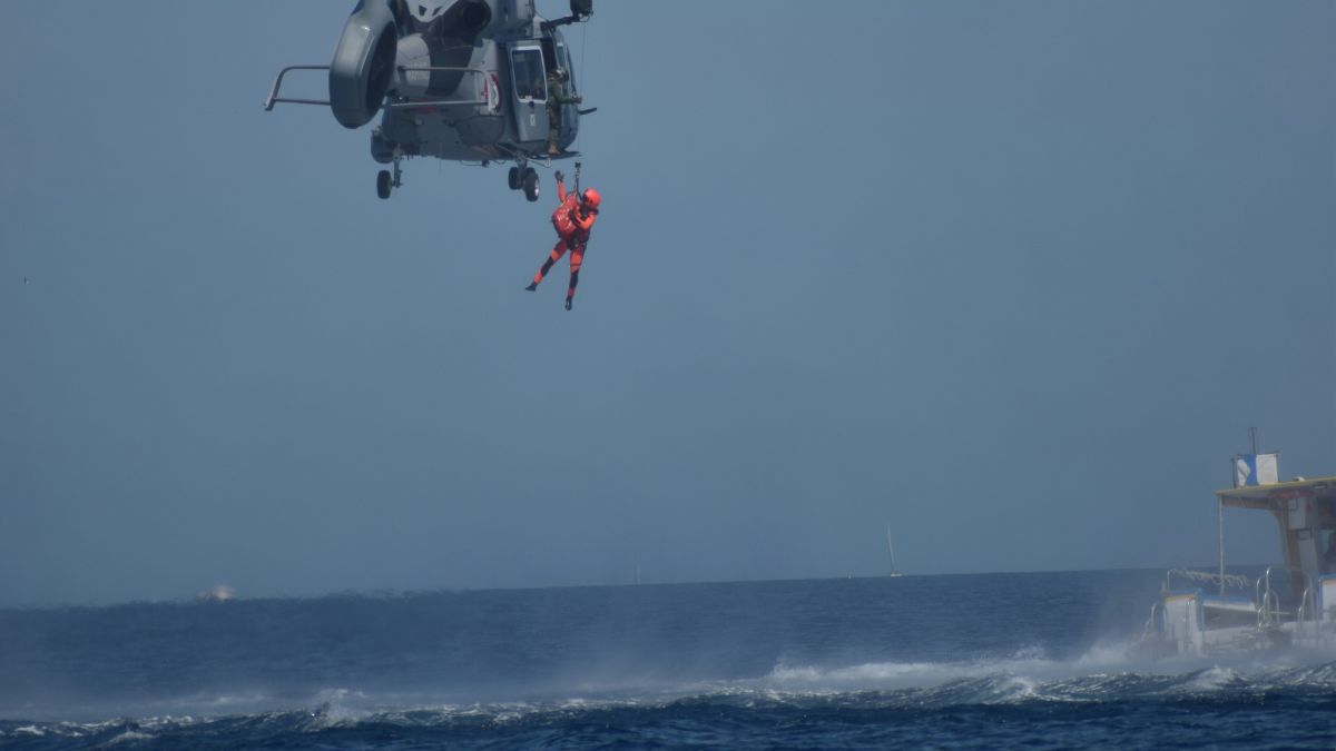 Rescatado un catamarán encallado en Cala Sardinera (Xàbia)