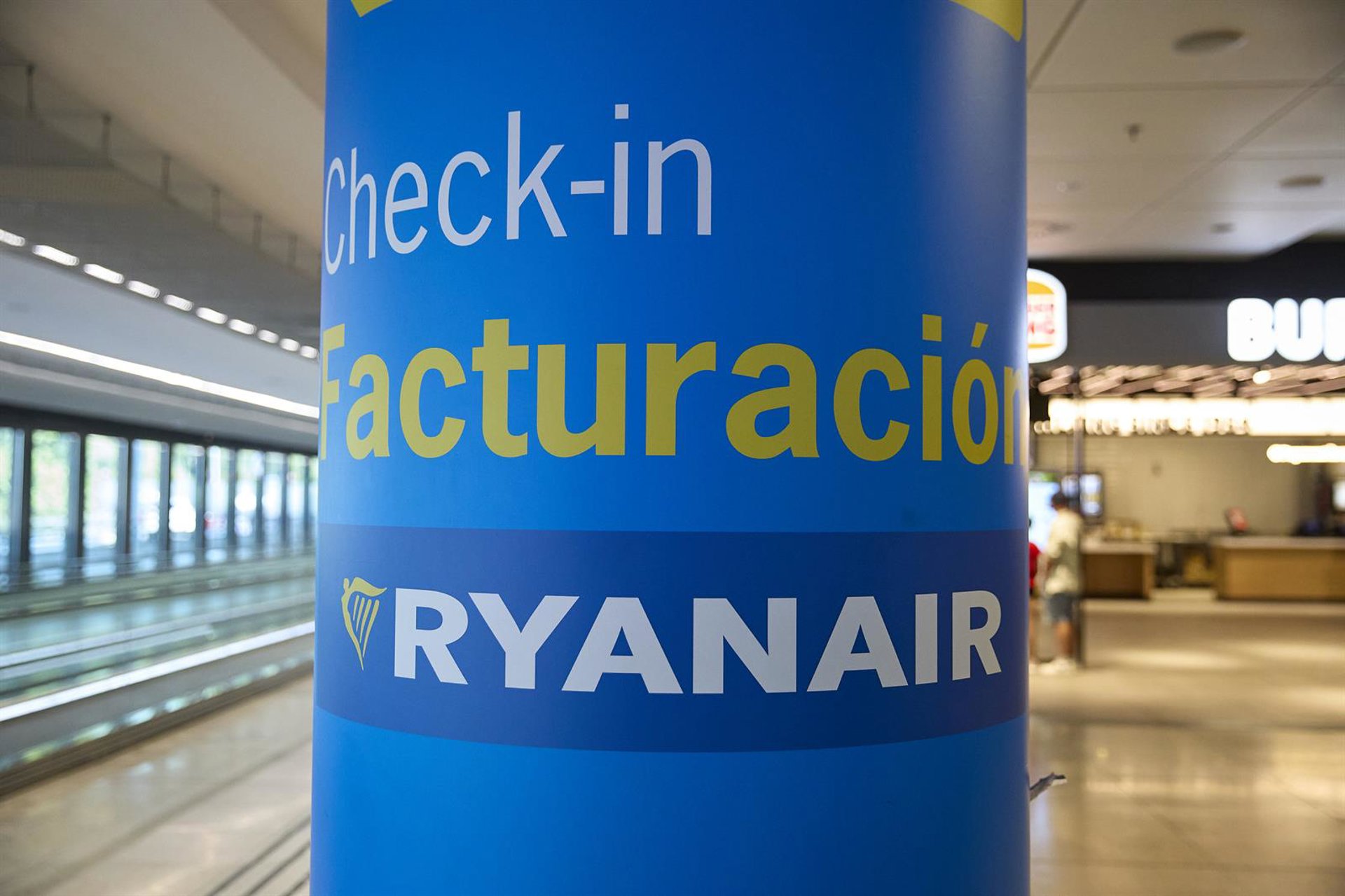 CC.AA. y ciudades reaccionan a los recortes de Ryanair: Nuevas rutas, un plan regional o críticas a Aena