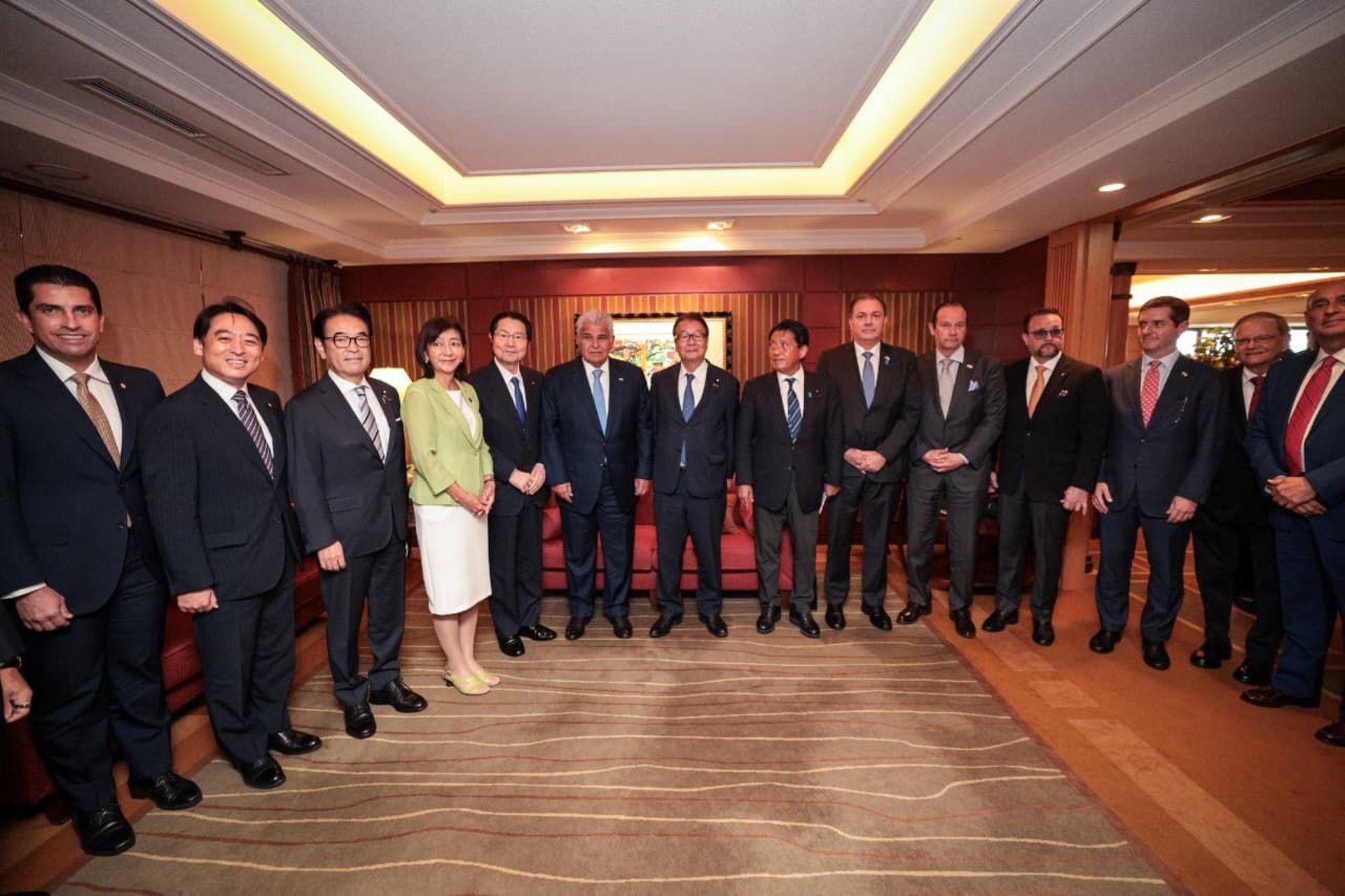 Panamá activa el proceso de construcción de un gasoducto por el Canal