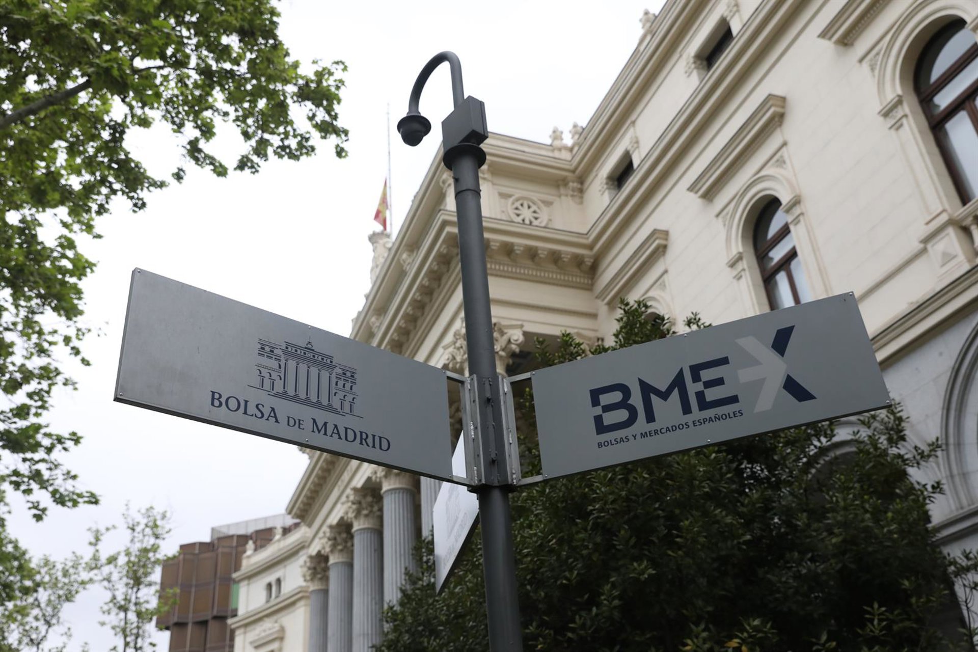 El Ibex 35 progresa un 0,76% en la media sesión, con la mira en recuperar los 15.000 puntos