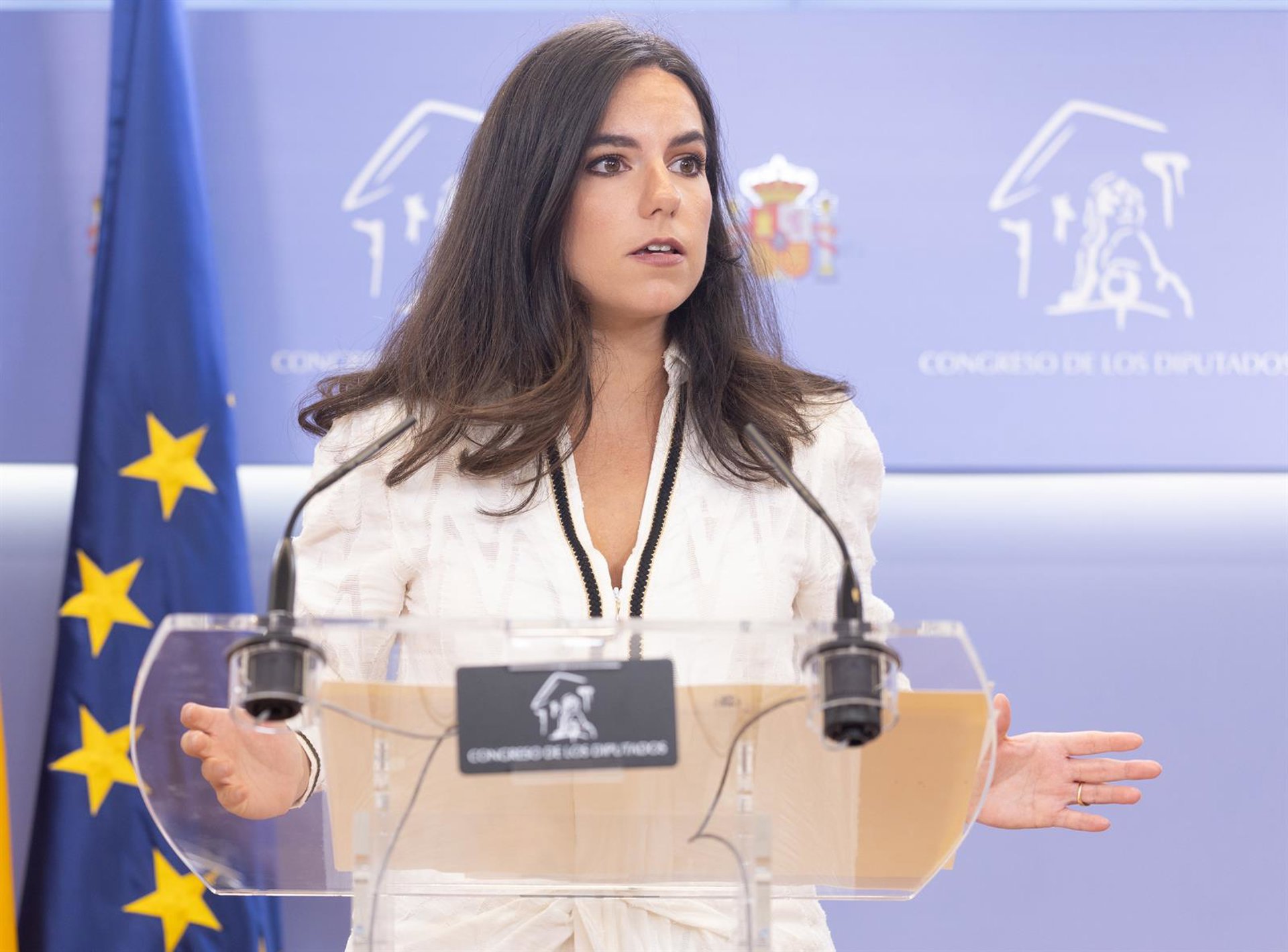 Vox cree que el Gobierno cederá ante Junts en las negociaciones por la atención al cliente en catalán