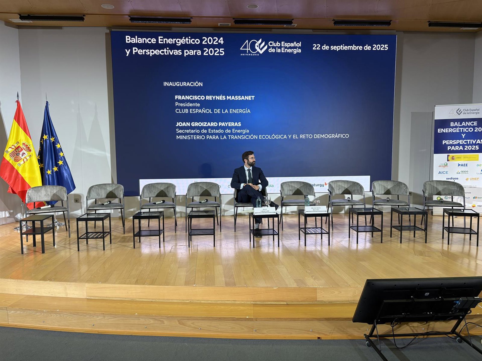 La producción de electricidad renovable alcanzó el récord del 57,2% en 2024, con el sorpasso de solar a eólica