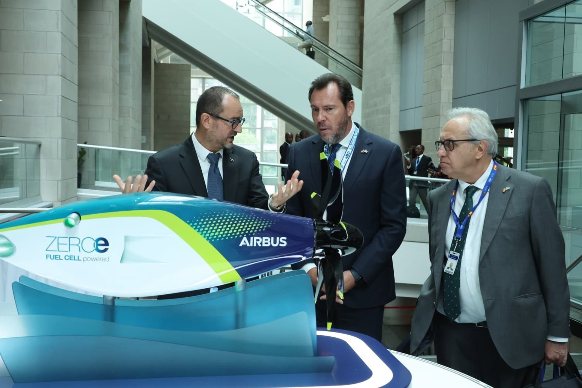 Óscar Puente visita las instalaciones de Airbus en Canadá