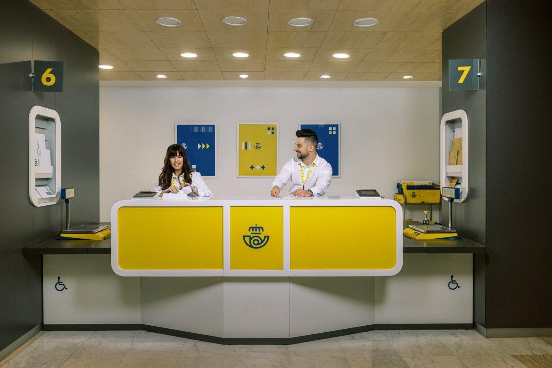 Correos retoma su alianza con Telefónica para ofrecer en sus oficinas el móvil, el fijo y la fibra de O2