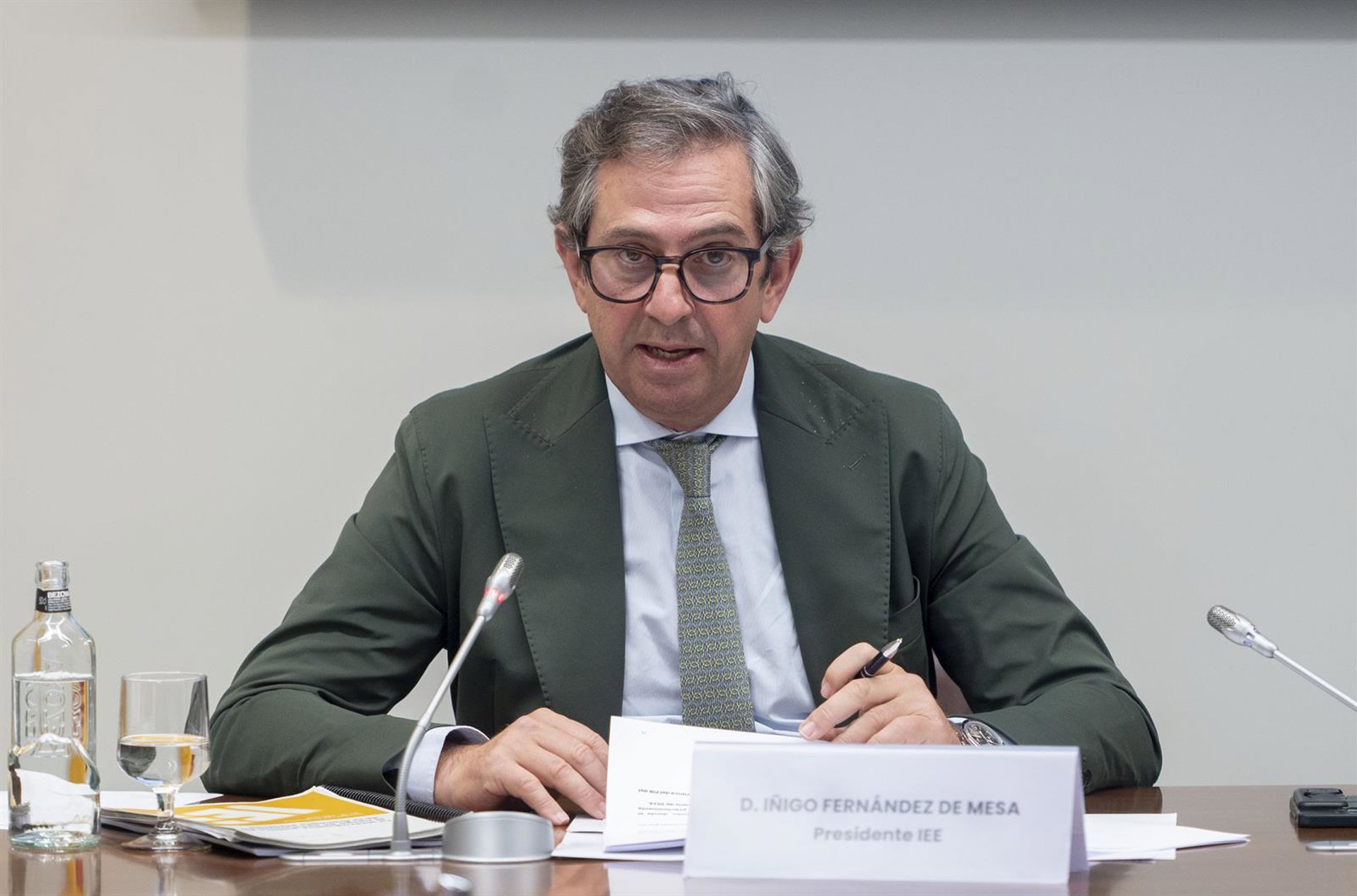 Fernández de Mesa (IEE) avisa de los efectos negativos de implantar el registro horario sin diálogo social