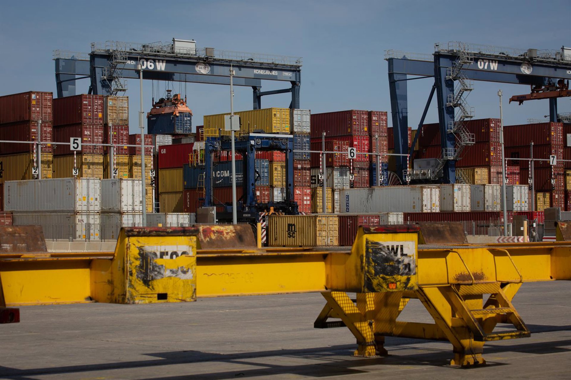 Los precios de exportaciones industriales bajan un 0,1% en agosto y los de importaciones caen un 2,4%