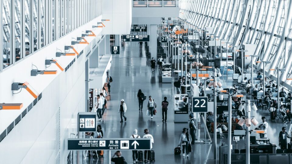 Lo mejor de ambos mundos: el viajero español apuesta la por inteligencia artificial, pero no quiere perder el trato humano