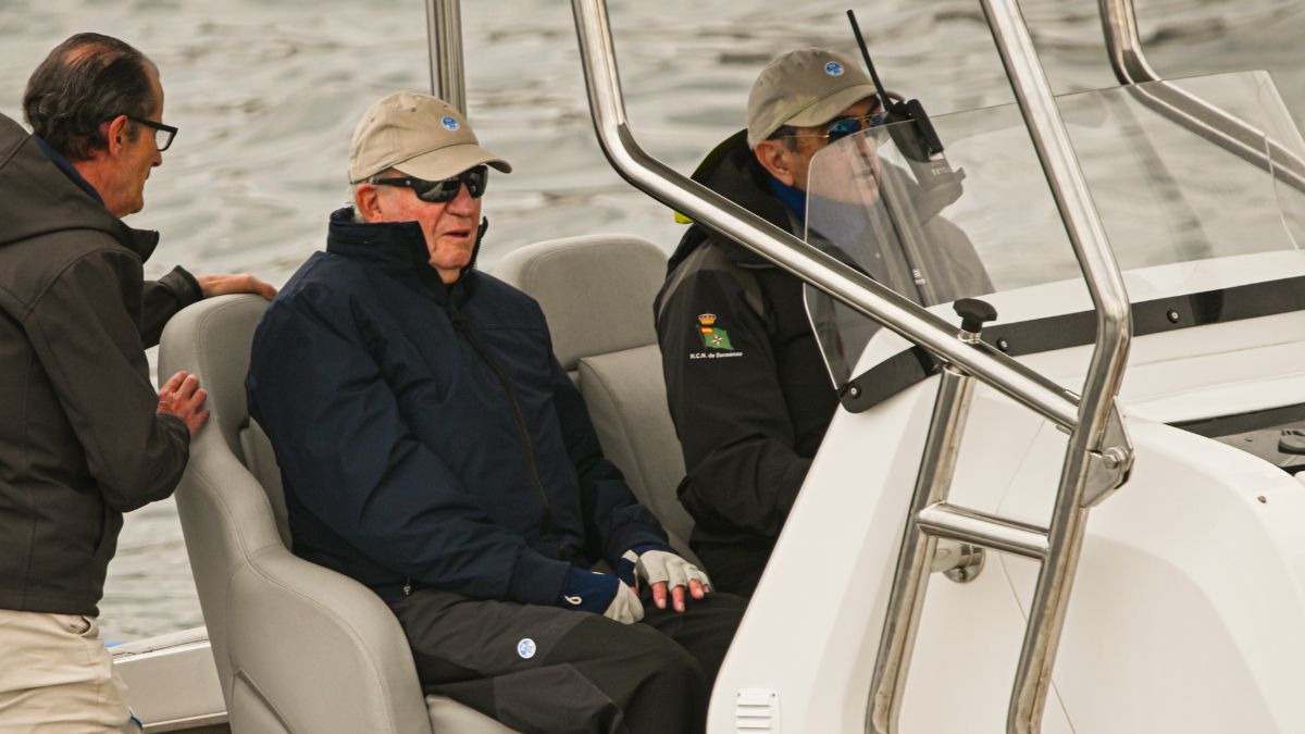 El rey emérito celebra la 10ª Regata Rey Juan Carlos y se reúne con familia y amigos en Sanxenxo