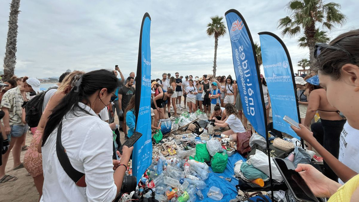 La Bluewave Alliance impulsa la recogida de plásticos con actividades de pádel surf, buceo y limpieza en la playa de Barcelona