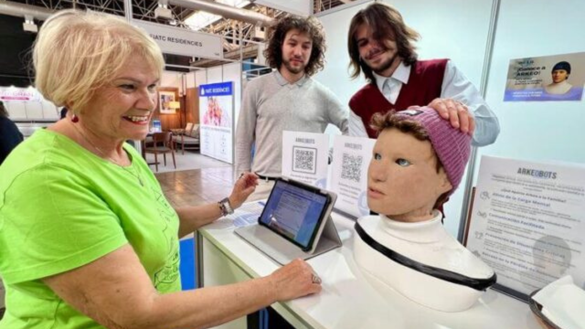 Así es Arkeo, el robot humanoide, diseñado por una ‘startup’ catalana para combatir la soledad