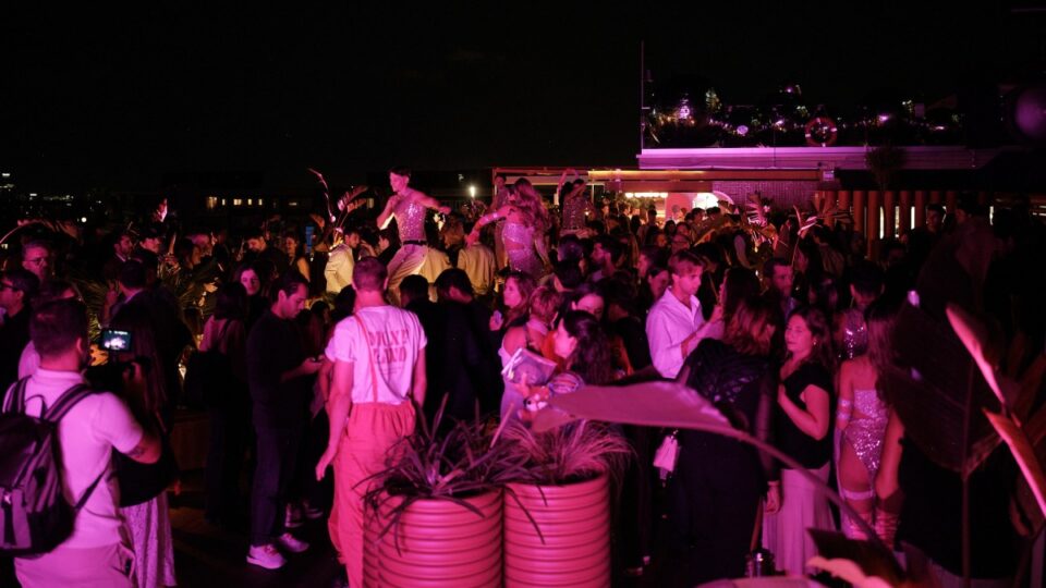 Moxy Barcelona se transforma en un parque de atracciones para celebrar el primer aniversario de su apertura