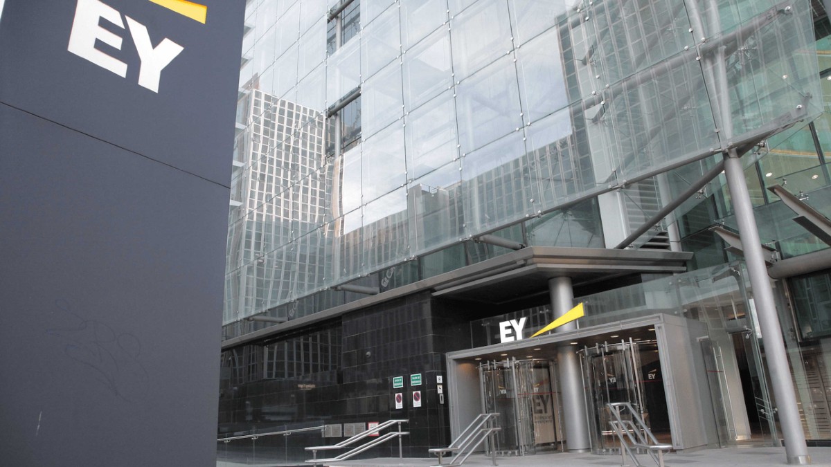 EY alcanza una facturación global récord de 45.647 millones de euros en su ejercicio fiscal 2025, un 4% más