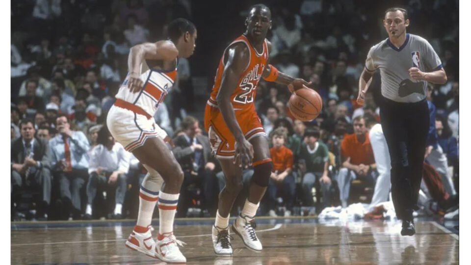 La tarjeta de novato firmada por Michael Jordan se vendió por un récord de 2,7 millones de dólares