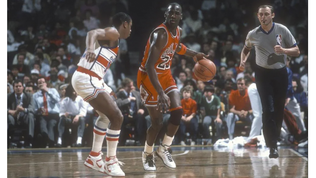 La tarjeta de novato firmada por Michael Jordan se vendió por un récord de 2,7 millones de dólares