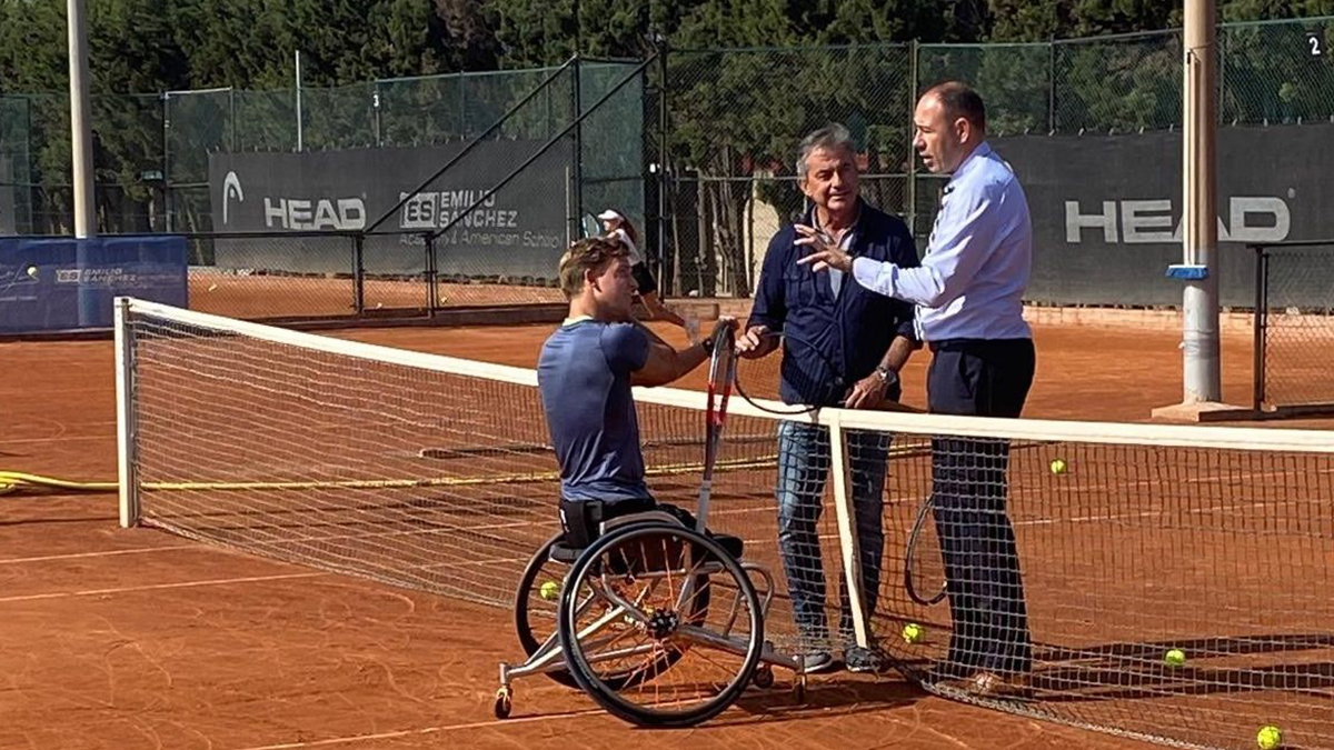 El consejero de Deportes de la Generalitat destaca el modelo formativo y deportivo de la Emilio Sánchez Academy