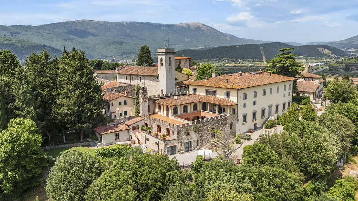 Dentro de un castillo toscano de 11,7 millones de dólares repleto de arte e intriga
