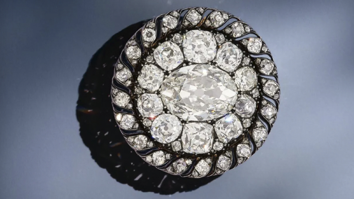 El broche de diamantes de Napoleón alcanza los 4,3 millones de dólares en la subasta Royal Sale de Sotheby’s