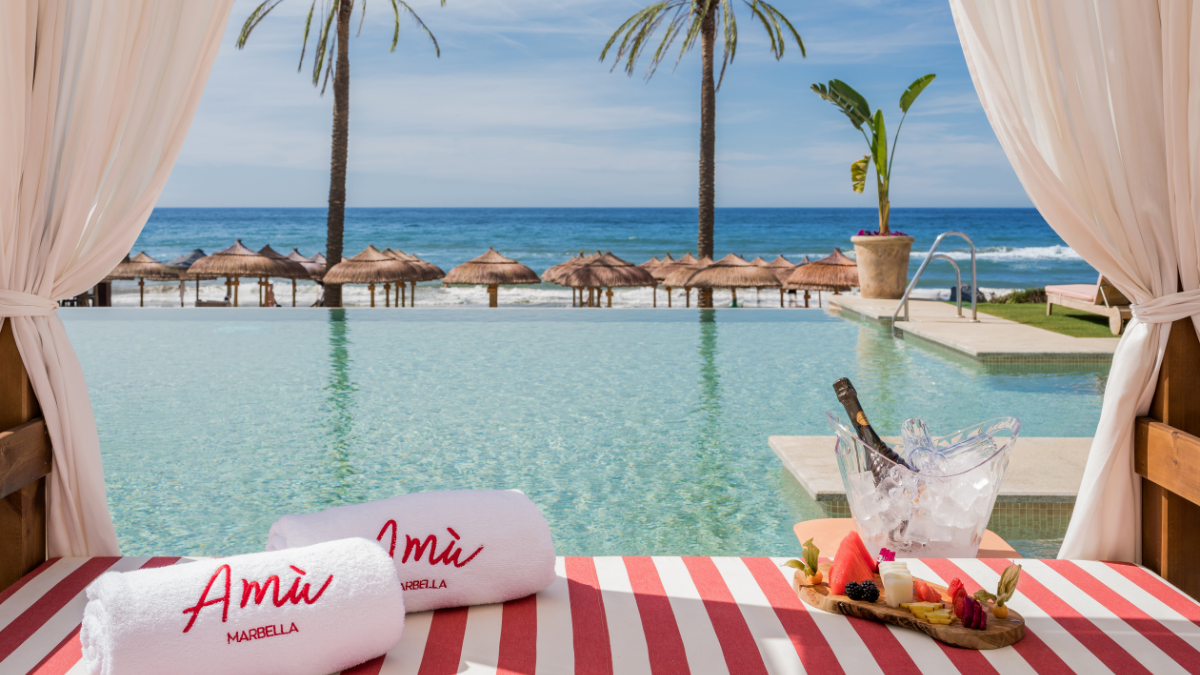 Amù Marbella Hotel: donde el lujo se relaja frente al mar