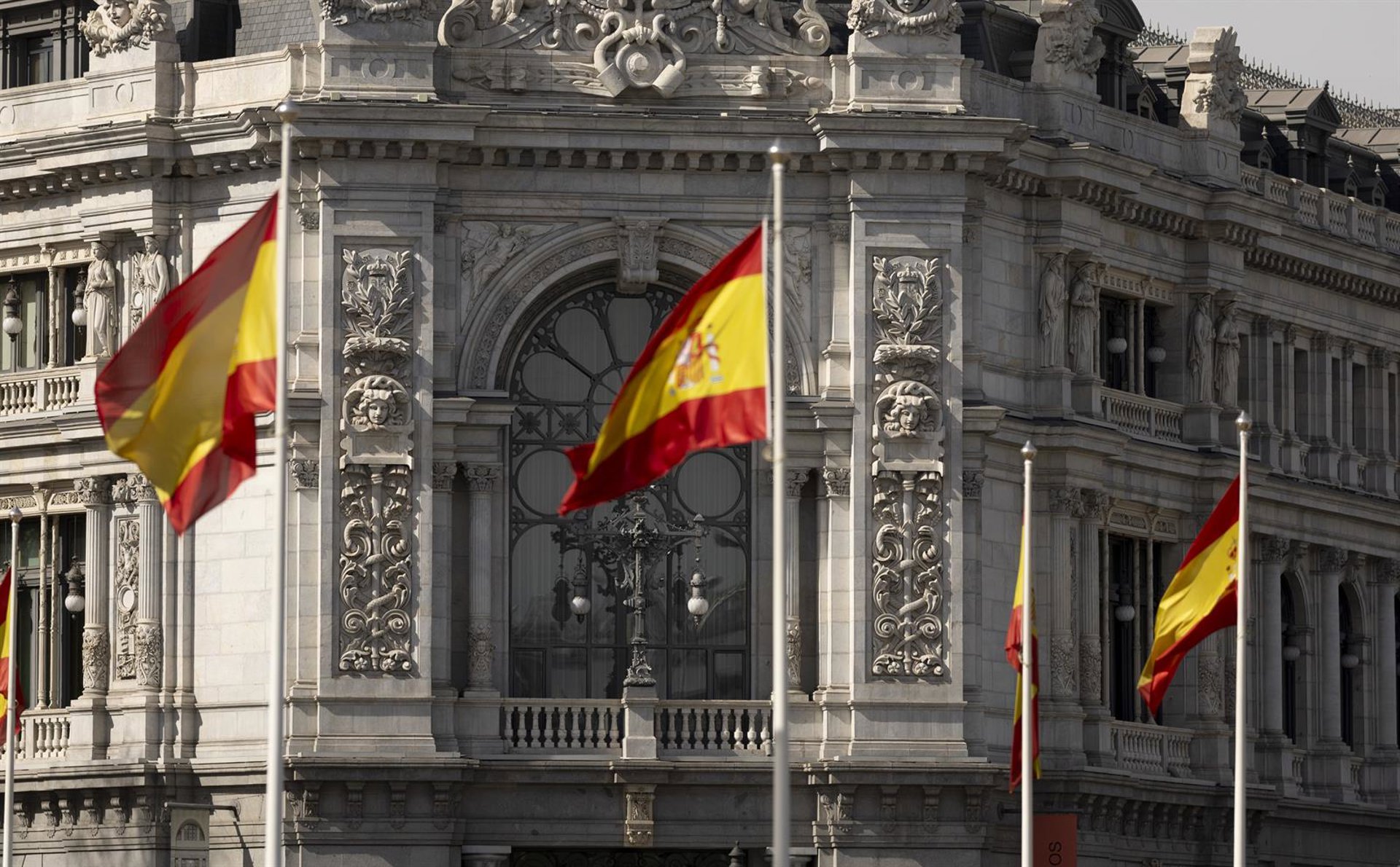 La prima de riesgo española baja hasta los 53,80 puntos y consolida su nivel más bajo desde finales de 2009