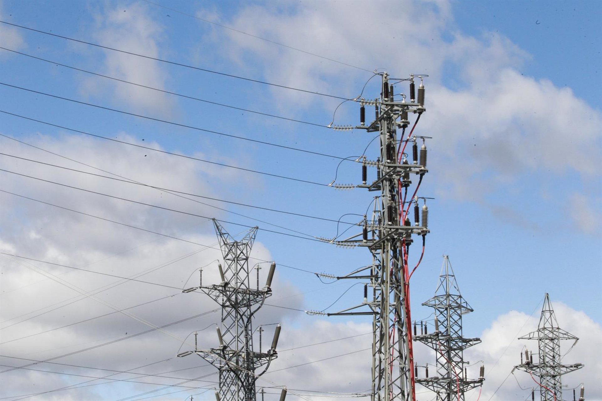 PwC alerta de que la incoherencia entre la CNMC y el Gobierno pone en riesgo la inversión en redes eléctricas