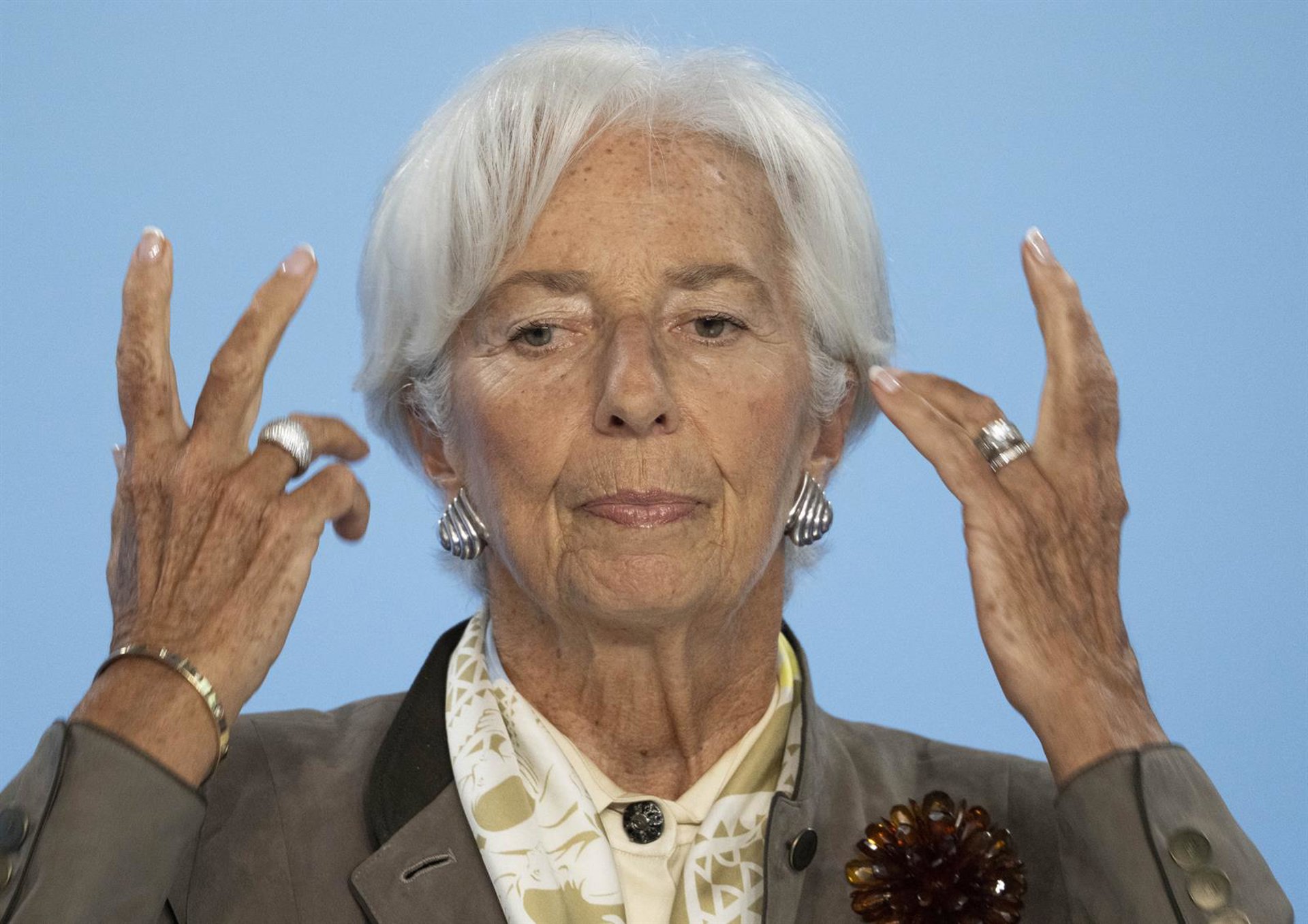 Lagarde insta a resistir la «fatiga regulatoria» y aplicar normas más estrictas a las entidades no bancarias