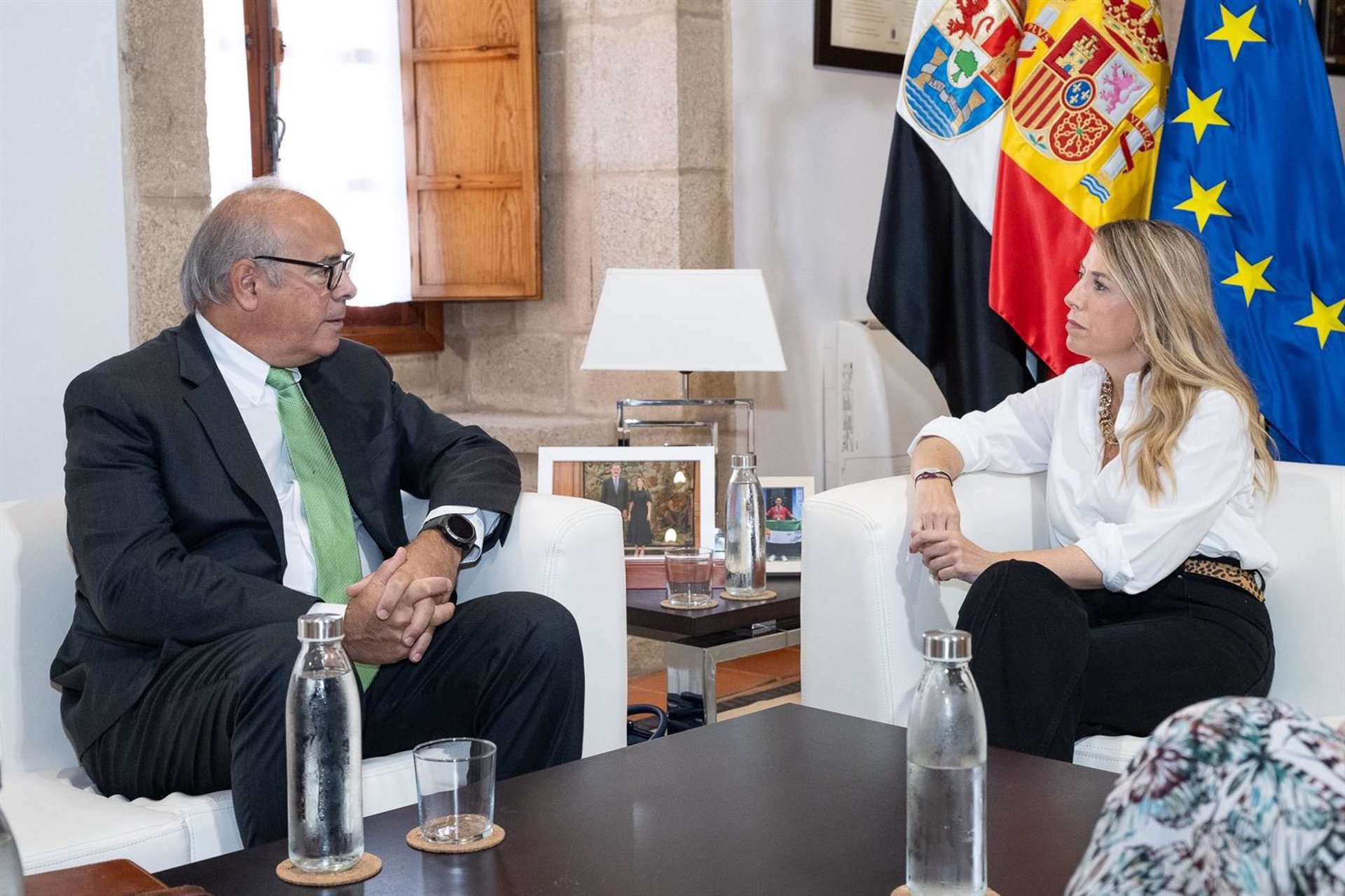 La presidenta extremeña traslada a Iberdrola que hará «todo lo que esté en su mano» para que Almaraz no cierre