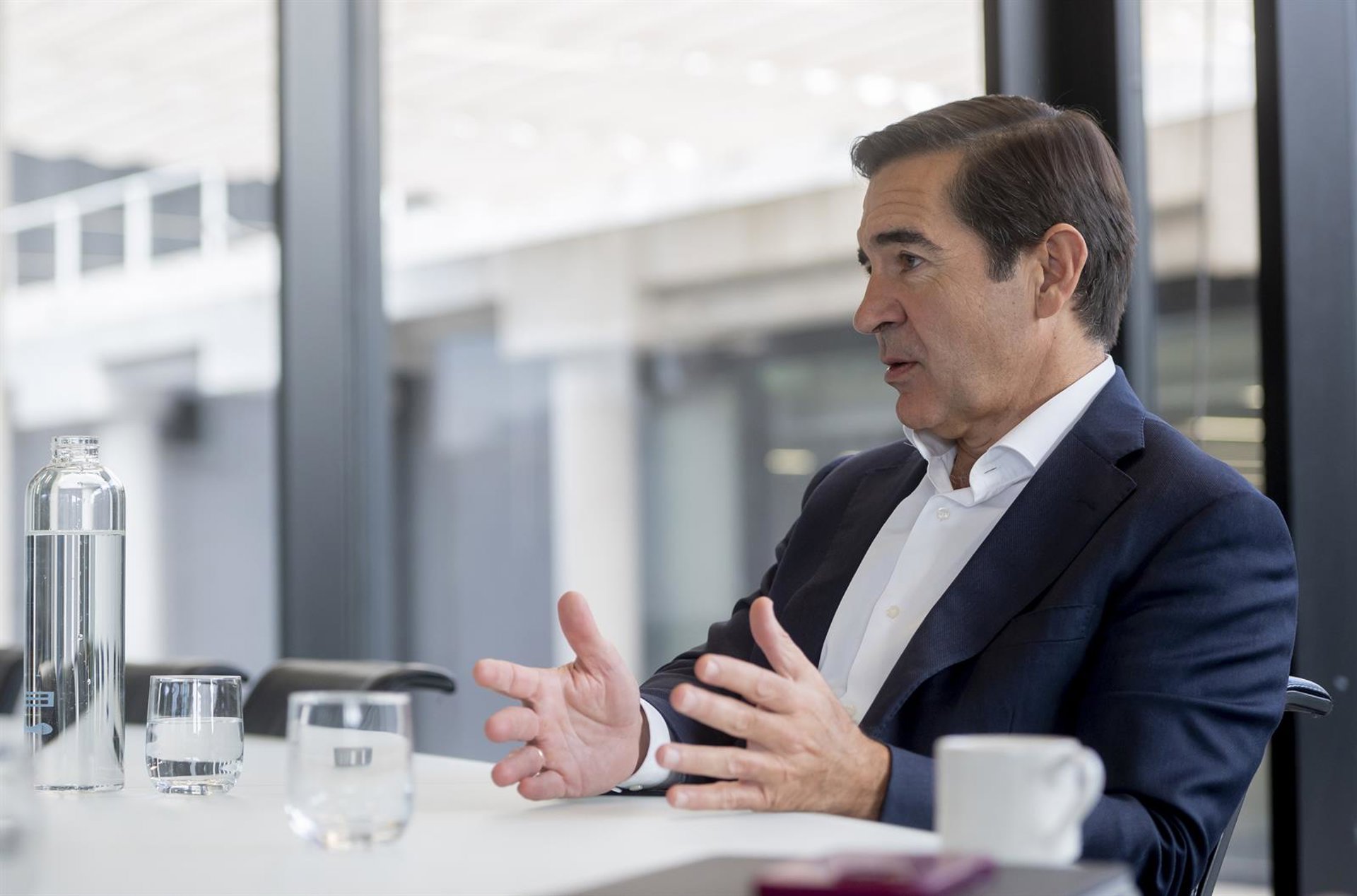 BBVA abrirá hoy 60 oficinas hasta las 21.00 horas para que accionistas «rezagados» de Sabadell acepten la OPA
