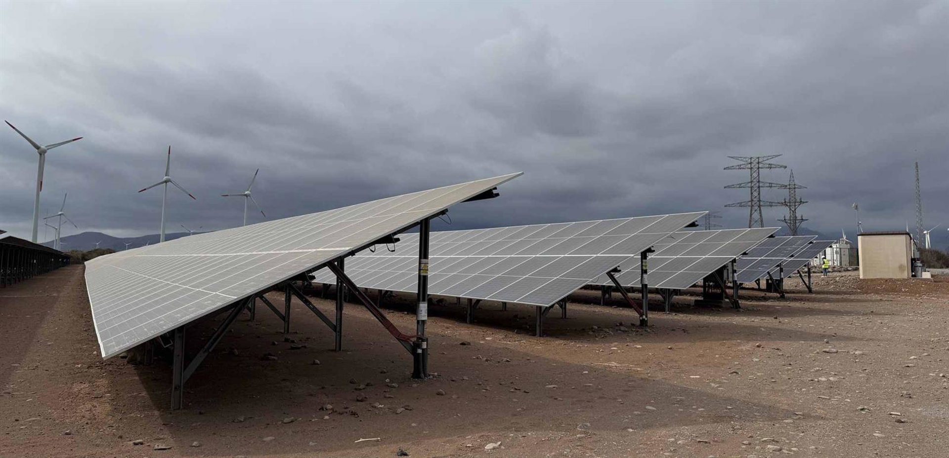 Endesa inaugura en Gran Canaria su primera planta solar hibridada con sistema de baterías de litio en España