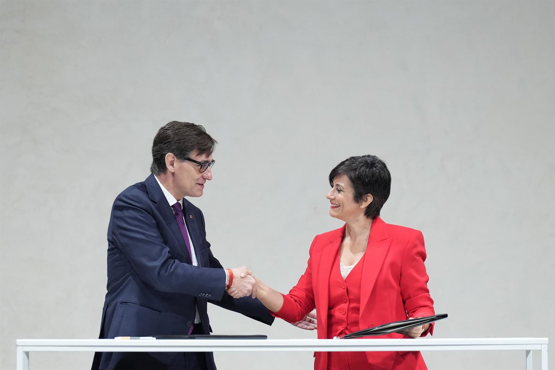 Gobierno y Generalitat acuerdan que Cataluña gestione 13.000 viviendas y unos 300 solares de la Sareb