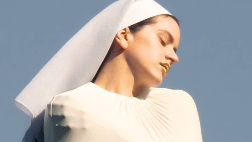 Rosalía lo vuelve a hacer: revoluciona la Gran Vía. ¿Cómo ha cambiado su imagen con ‘Lux’?