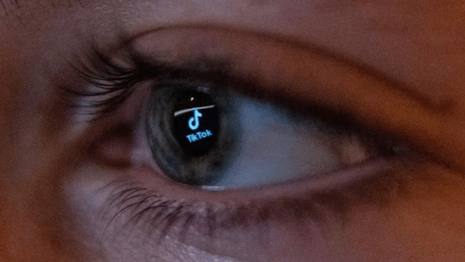 TikTok acaba de implementar nuevos controles para reducir el contenido generado con IA