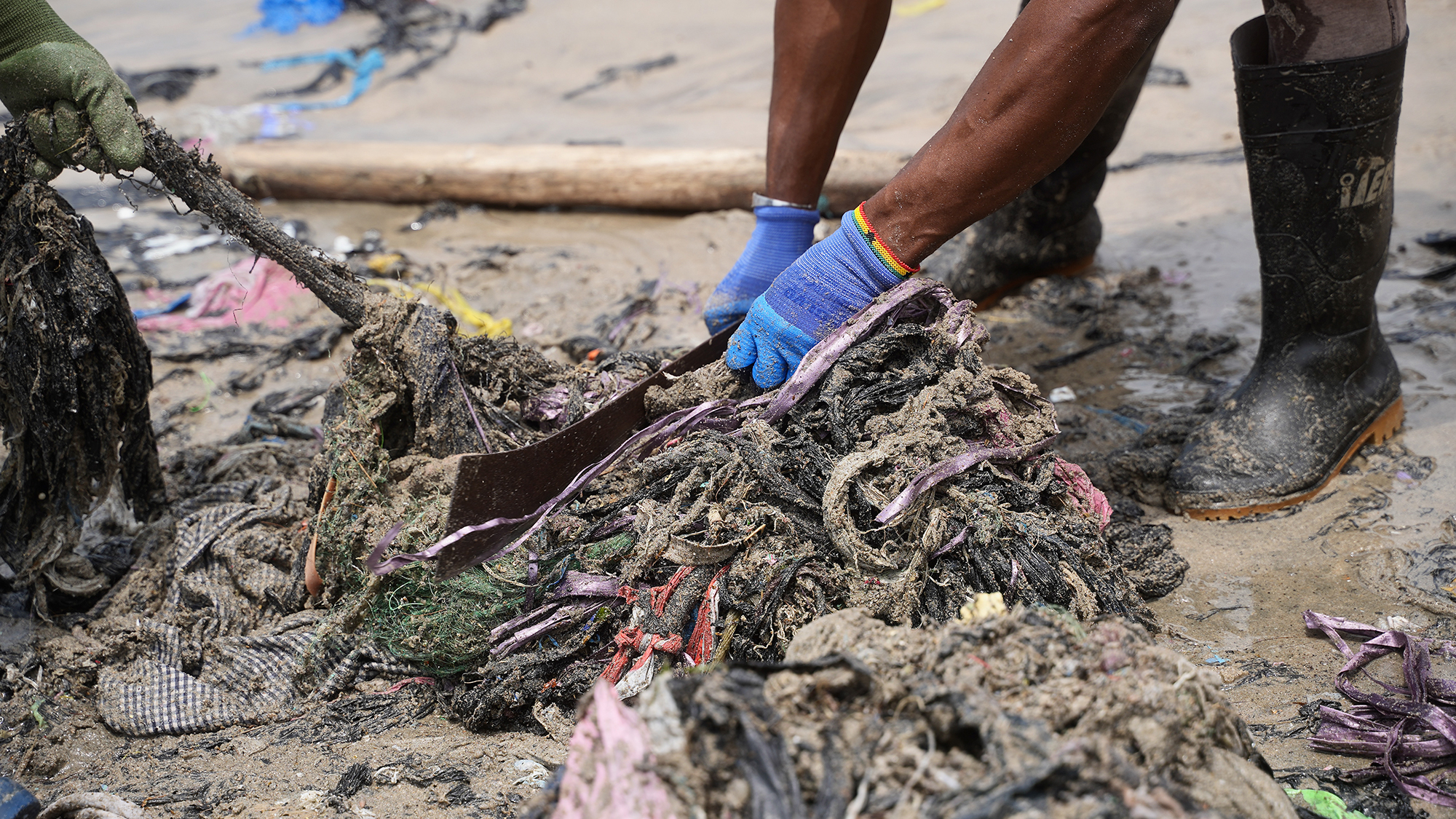 Ecoalf planta cara al Black Friday y expone el verdadero coste de la moda barata