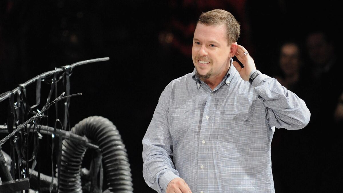 La trágica vida Alexander McQueen, el diseñador favorito de Rosalía