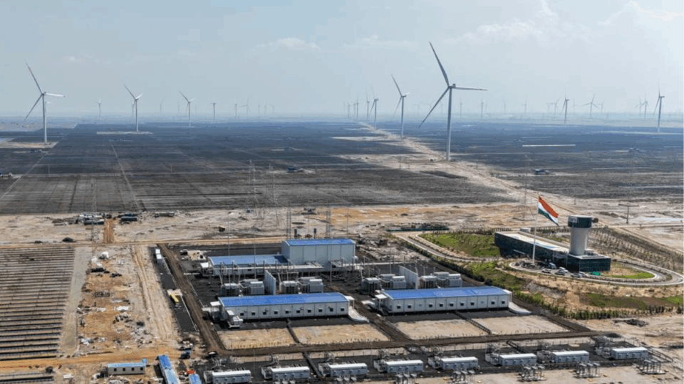 El multimillonario Gautam Adani construye en India la mayor instalación de almacenamiento de energía en baterías del mundo