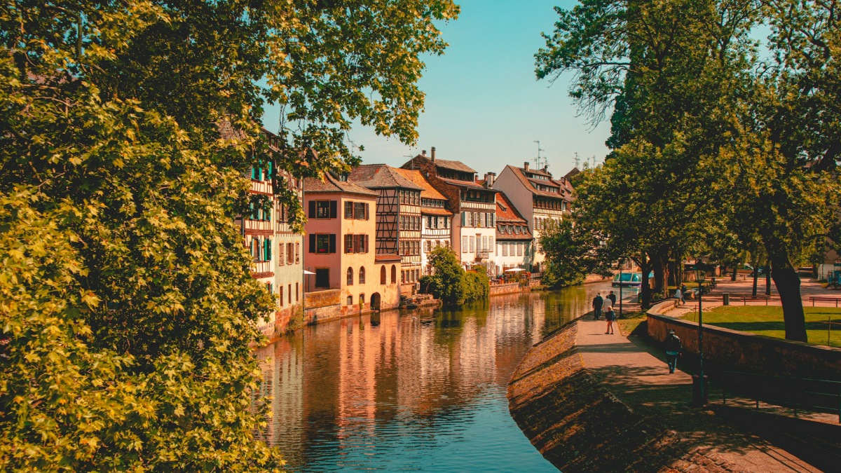 Vueling inaugura su nueva ruta entre Barcelona y Estrasburgo (Francia)