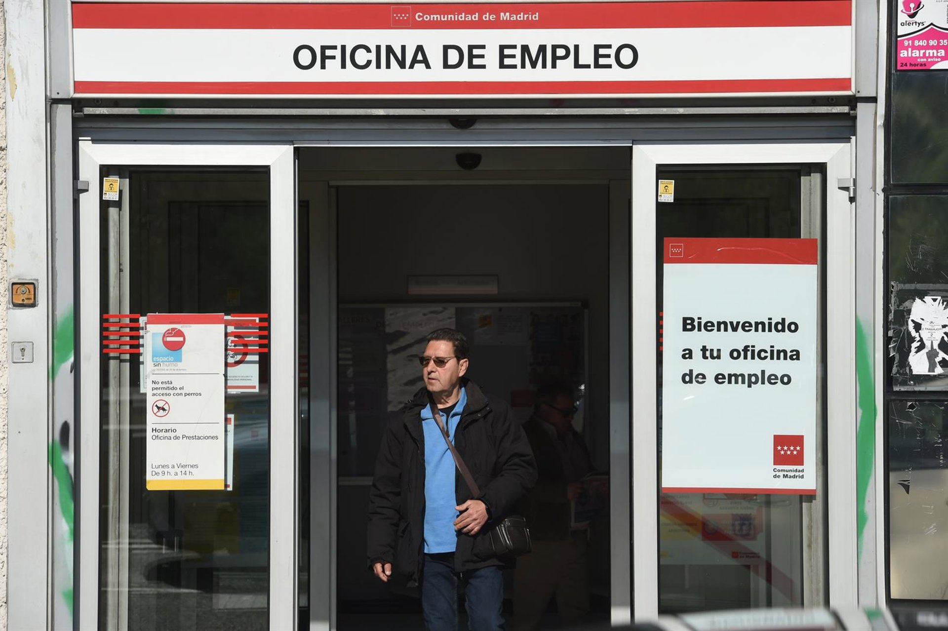 El paro bajó en 11.000 personas en octubre en términos desestacionalizados, según Funcas