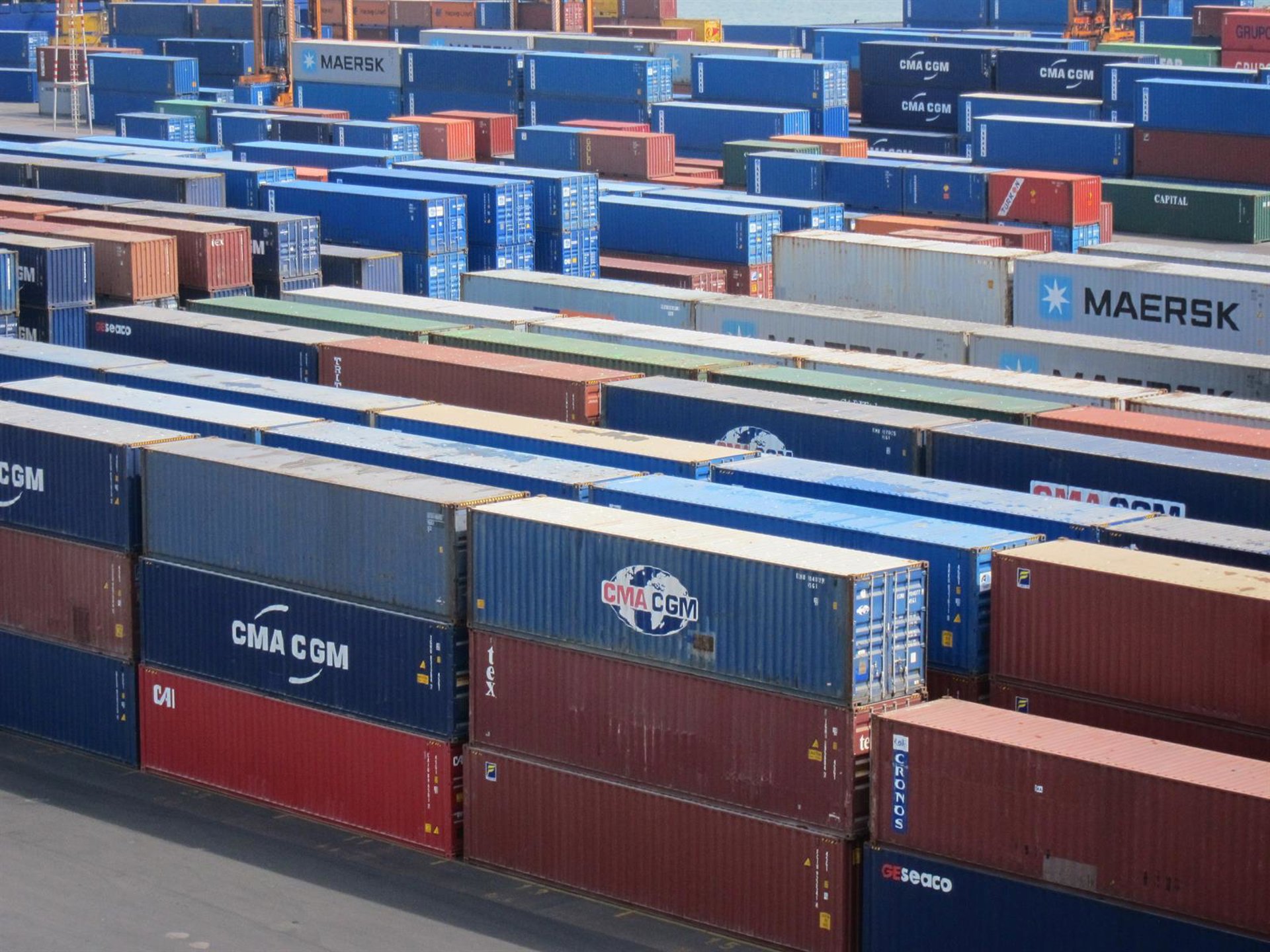 Los precios de exportaciones industriales bajan un 0,1% en octubre y los de importaciones caen un 2,4%