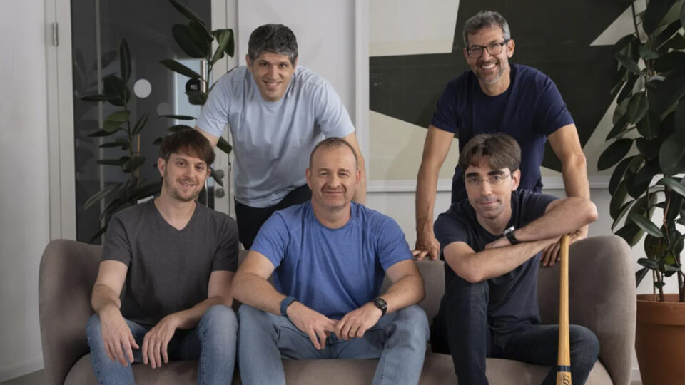 Estos israelíes crearon una startup de hacking con IA valorada en 330 millones de dólares en solo cinco meses