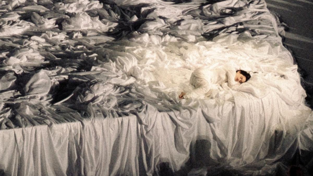 Rosalía deslumbra con un diseño del transgresor Denma para Gucci